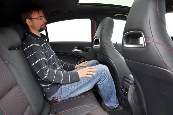 Hátul fejben és térdben is szűk, hiába a rafináltan kialakított ülés-hátlap