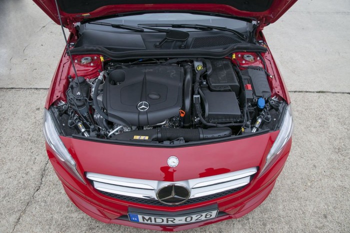 Apró pálca tartja a motorházfedelet