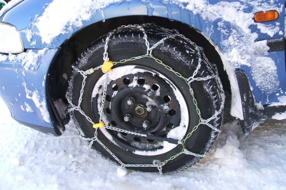 Télre a hóláncot is érdemes bekészíteni a kocsiba, egyes utakon akár Magyarországon is kötelező lehet a használata