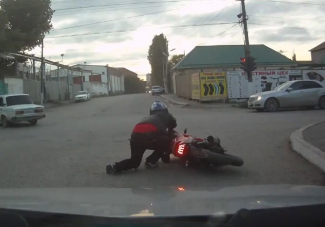 Iszonyat részeg motoros küzd a borulás ellen