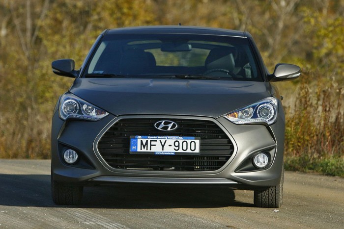 Hatalmasra tátott, Audira emlékeztető hűtőrács, éles, vad vonalak, a Velostert kortól, nemtől függetlenül bámulták az utcán 