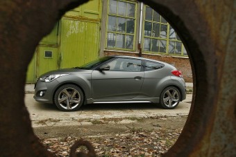 Sportkocsinak álcázott látványbomba