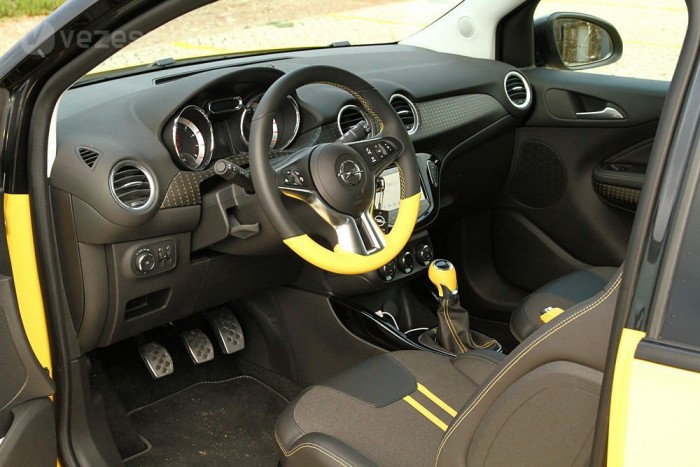 Kényelmes székek, tágas első helyek