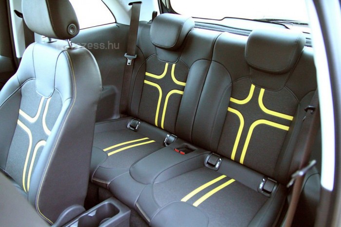 Szűkös, és csak kétszemélyes a hátsó sor