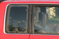 Cab Plus, vagyis nyújtott kabinos: az első ülések mögött van egy lóca, némi párnázással a kabin hátfal-lemezén, két személyre - leginkább csak két gyerekre