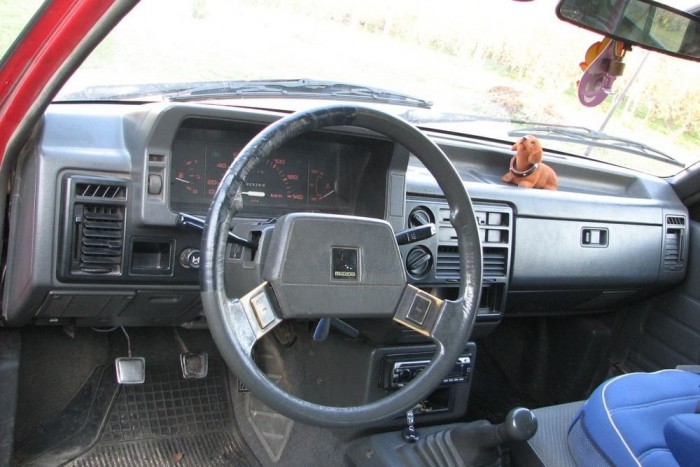 A sokat markolt kormány szigszalagos erősítést kapott, az ülések szivacsa mállik, de a klímakonzol, a műszerfal olyan nett, ami csak japán autóban képzelhető el ennyi idősen, ki tudja hány, de legalább 500 ezer kilométerrel