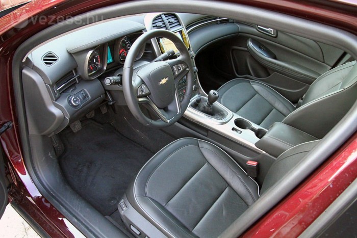 Kényelmesek, nagyok az első ülések