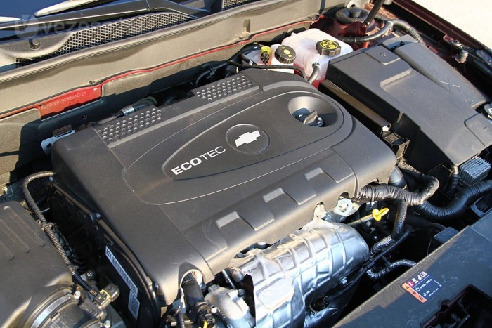 Takarékos és csendes az orrban ketyegő dízelmotor