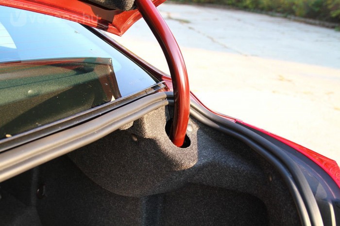 Elképesztő méretű csomagtartó, butácska zsanérral