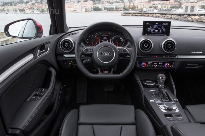 A designerek szerint a műszerfal szárnyprofilt mintáz, amely a középkonzolon lebeg