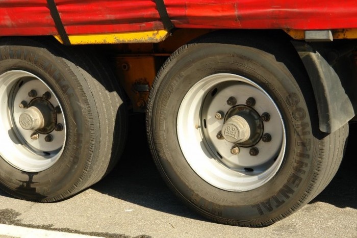 Az új üzemben újrafutózzák, illetve újrahasznosítják a használt teherautó abroncsokokat