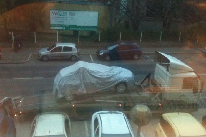 Lelepleztük az új magyar rendőrautót 2 A Chevrolet PR-irodájának ablakából szúrta ki az újságíró-sasszem, hogy itt valami érdekes dolog érkezik