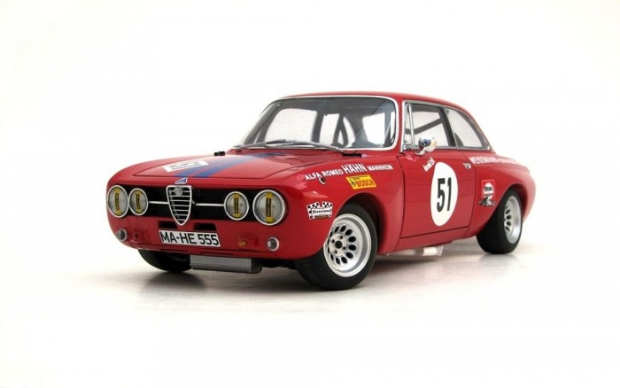 Ezért igazán megéri szenvedni a dobozzal! Jellegzetes, mélyre nyúló alfás maszk tetején rendkívül picike, de hihetetlen finomságú márkajelzés trónol