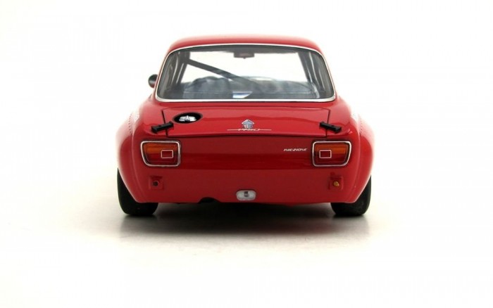 Hajszálvékonyan krómozott szélű lámpák, fotomaratott feliratok és azok a formák...