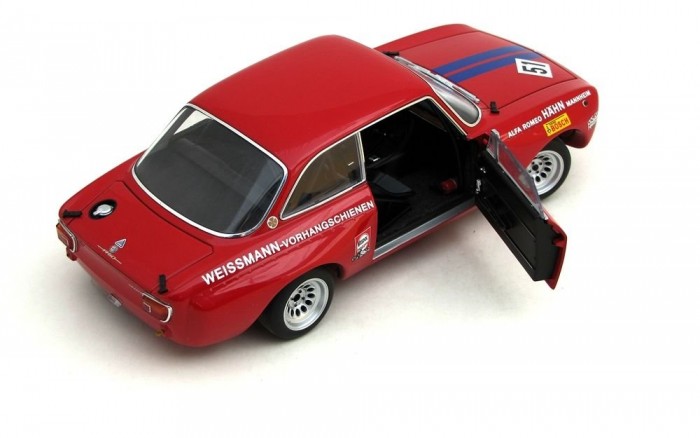 Természetesen zsanéros mechanizmussal nyílnak az ajtók