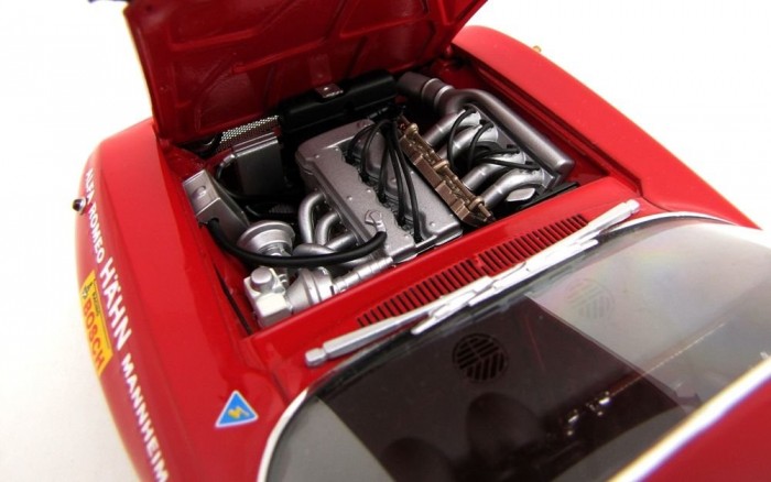 Realisztikus, sornégyes, 1750 köbcentis, befecskendezős motor. Hangja zene füleimnek!