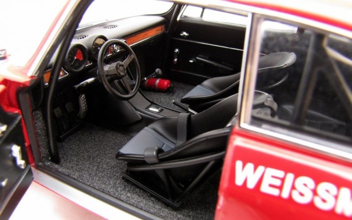 A Helmut Hahn Alfa-iskolájából származó pályaautóba régi vágású kagylóülések kerültek az első sorba, de sokpontos biztonsági övet csak a pilóta, Harald Ertl kapott