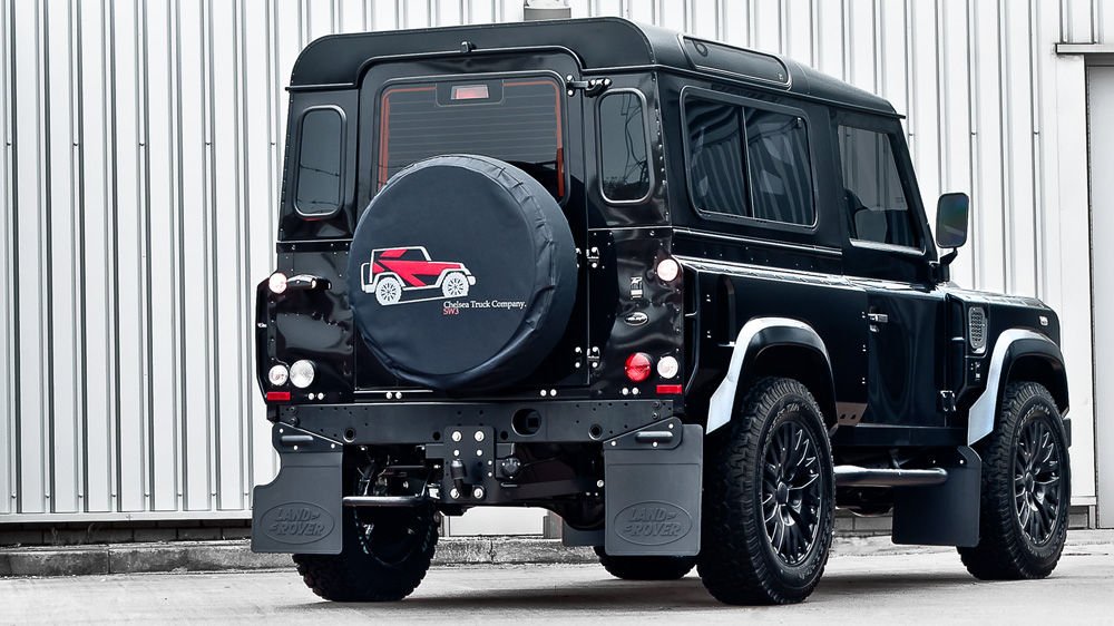 Land Rover Defender tweed-kosztümben 5