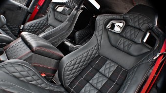 Land Rover Defender tweed-kosztümben