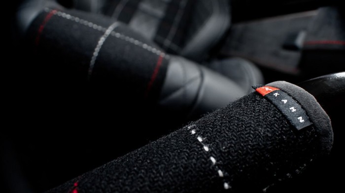 Land Rover Defender tweed-kosztümben 7