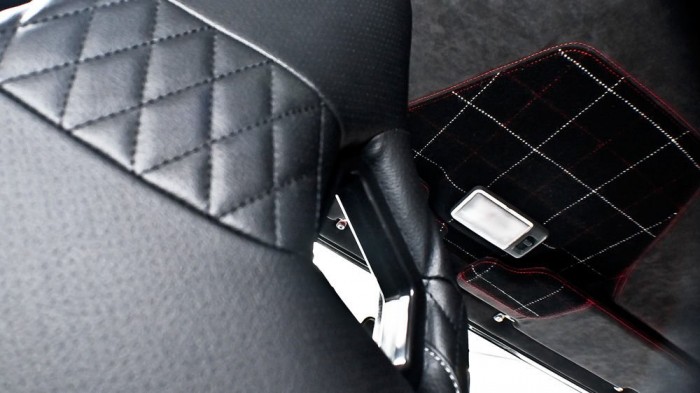 Land Rover Defender tweed-kosztümben 8