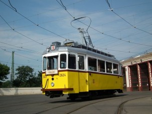 Késő őszi villamosparádé a fővárosban