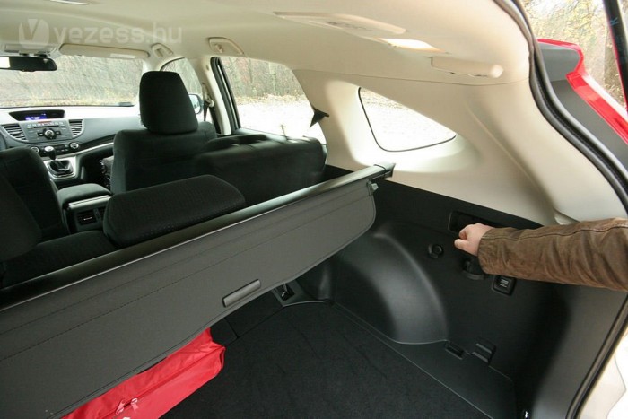 Egy kar meghúzásával elegánsan simul a padlóba a hátsó ülés egy- vagy kétharmada