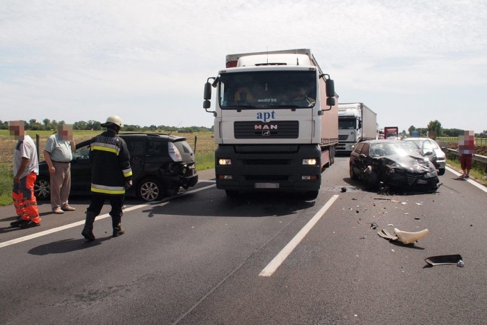 Életeket menthet a biztonsági folyosó 13 Akármennyire is átrendezi az utat egy-egy baleset, akadálymentesen oda kell érkeznie a mentésnek. Képünk illusztráció