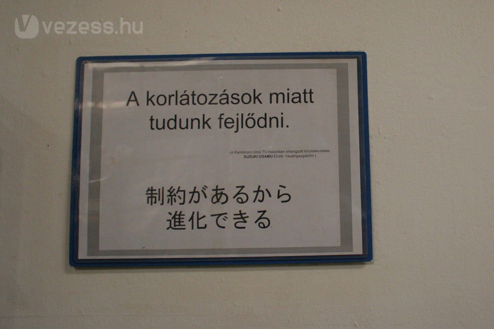 Oszamu Szuzuki a Suzuki elnök-vezérigazgatója kiszólásaiból látható néhány a falakon. Az esztergomi cég első embere Hiszasi Takeucsi, aki már a gyártás beindításakor is járt itt ifjú mérnökként