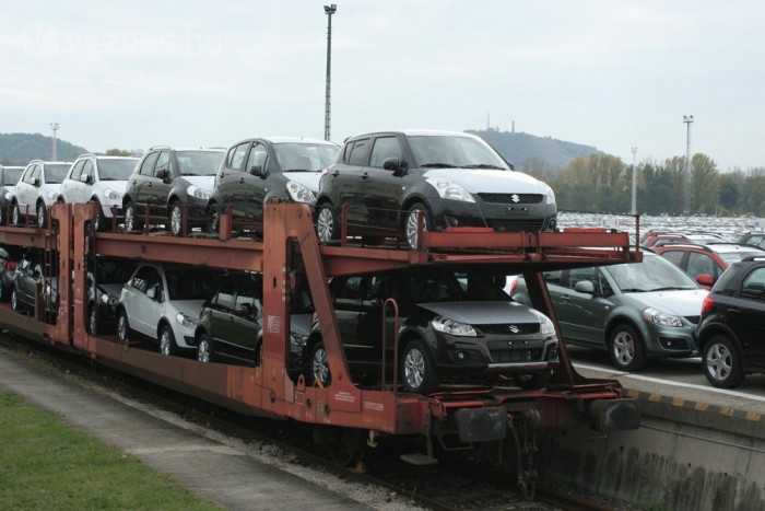 Az autók zöme vasúton vagy a Dunán jut el a célországba