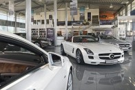 A fóti szalonban várja sorsát ez az SLS Roadster. A Mercedes kínálatában a G 65 AMG egyébként 81,5 millió forint
