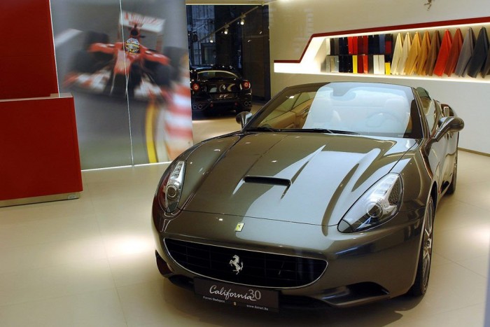 Nemrég költözött Budapest szívébe a hazai Ferrari szalon. Elöl egy California, a háttérben egy FF