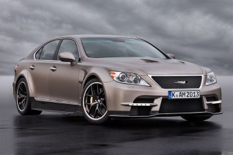 300-zal hasít a Toyota luxusautója