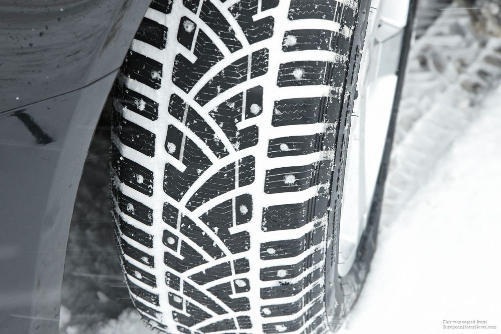 Télen, a normál havas úton történő megcsúszások nagy része kivédhető, ha megfelelően felkészültünk ezekre a szituációkra, mondjuk egy vezetéstechnikai tréningen