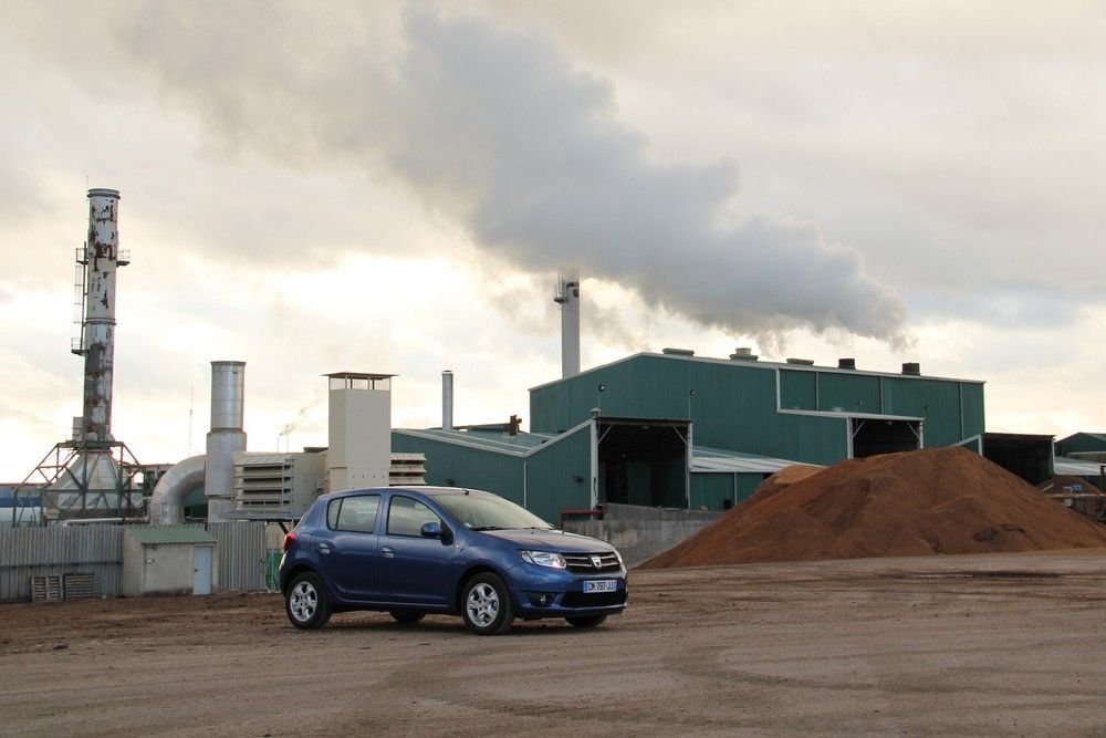 Egy olajbogyó-feldolgozó üzem udvarában is jól néz ki az új Dacia Sandero