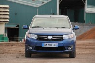 Az új Dacia-pofa hasonlít az új Toyotákra, a Fiat Freemontból is látunk benne elemeket, de még a Dodge Caliber is felmerült, mint arc-modell. Viszont nem rossz, sőt!