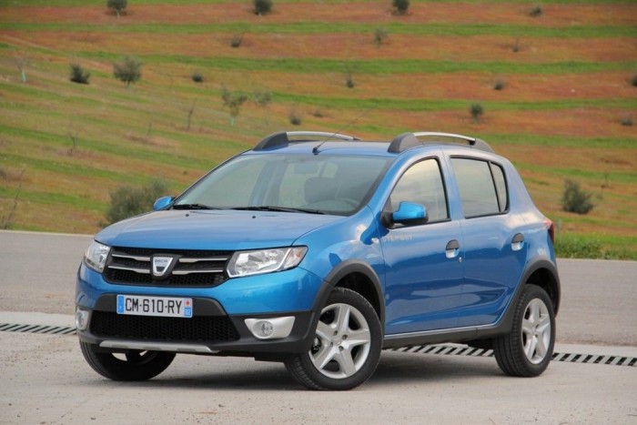 A Stepway négy centivel magasabban feszít az út felett