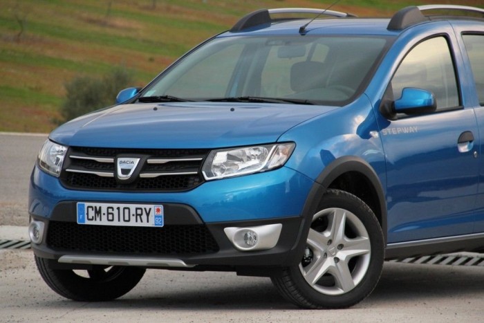 Az emelt Stepway-jel kényelmesebben lehet autózni rossz úton - a magyar utakra kimondottan ajánlom