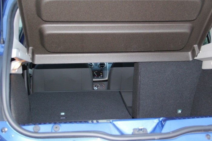 Osztva dönthető a hátsó támla. A végső kapacitás 1200 liter az első ülések mögött