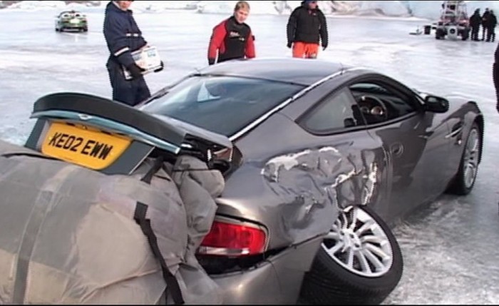 A Holnap markában forgatásán a stáb összeütközésbe került egy jégheggyel, utóbbi győzött.