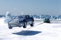 Az Izlandi forgatás komoly felkészültséget igényelt, az autók alatt hullámzó jégen nem volt könnyű dolga a kaszkadőröknek