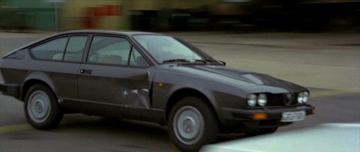 Az Alfa Romeo GTV6 csak passzióból csöpögtetett olajat, nem a gazfickók megfékezésére, mindenesetre szépen farolt a mozivásznon