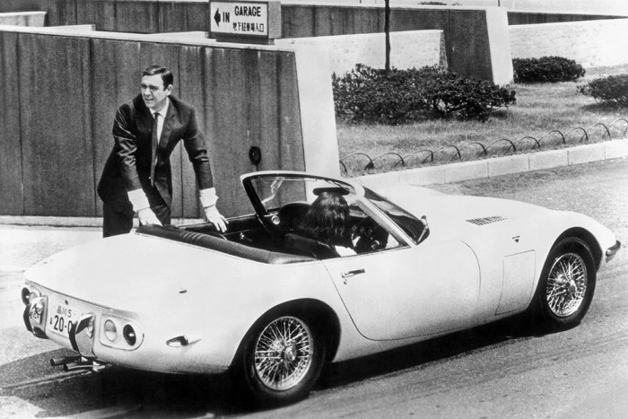 James Bond ötven éve tekeri a volánt 64 A Toyota 2000GT csak a filmszerep kedvéért szabadult meg a keménytetőtől, máskülönben a főhős nem fért volna be a volán mögé