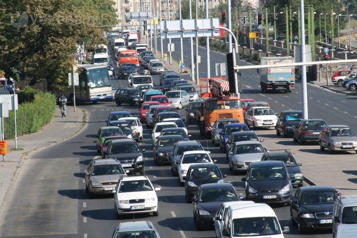 1,5 millió veszélyes jármű az utakon 1 A jövőben a főváros egyes területeire való behajtásért fizetni kell, az egyik párt lezárná a Pesti alsó rakpartot a forgalom elől, változhat az útfelújítás elve és új Duna-hidak épülhetnek az ígéretek szerint