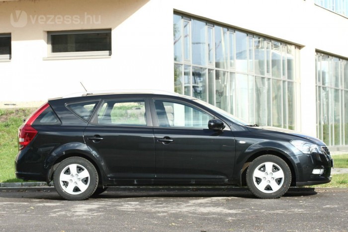 Az előd oldalnézetét finoman szólva is a 407-es SW ihlette