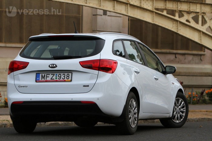 Nemrég vettük át a Kia Cee'd kombit huzamosabb tesztelésre. Fehér színe szerény, felszereltsége a középső szint a három közül, dízelmotorja viszont az elérhető legerősebb a kínálatból