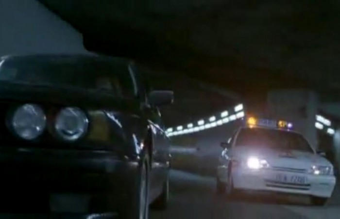 Autós üldözés, hamis pénz, hamis cigi