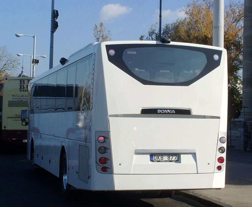 Az autóbusz tetején jól látható a tolatókamera