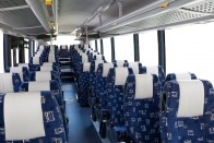 Egy másik Scania OmniExpress 3.20-ban is jól látszik: a kalaptartó végig fut a busz belsejében