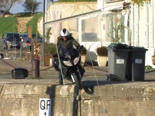 Tengerbe zuhant a motoros újságíró